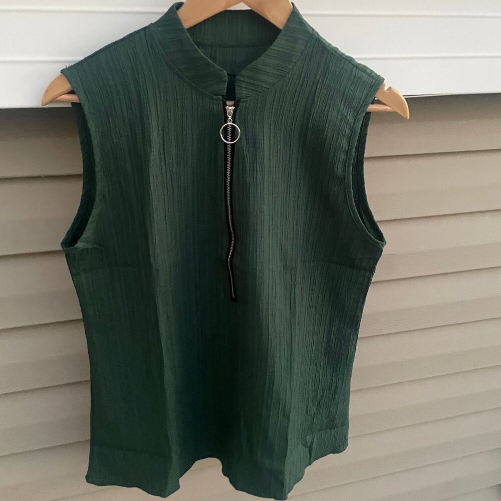 Women's Size Medium Very Chic Dark Green Zip Front Top - Like New!